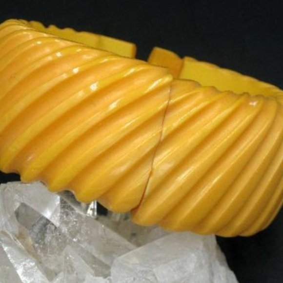 Vintage Carved Bakelite Huge Creamed Corn Bracelet - Picture 2 of 5
